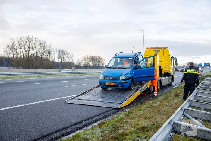 Automobilist raakt van de weg door gladheid