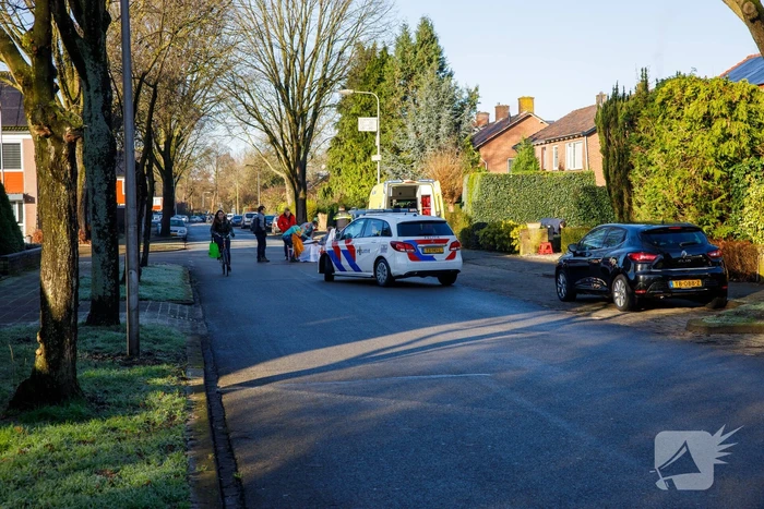 Fietsster ziet auto over het hoofd en raakt gewond