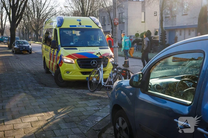 Fietsster ziet auto over het hoofd en raakt gewond