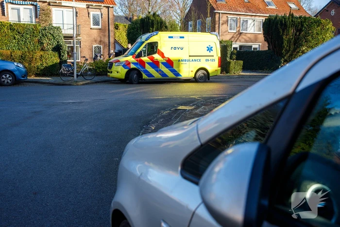 Fietsster ziet auto over het hoofd en raakt gewond