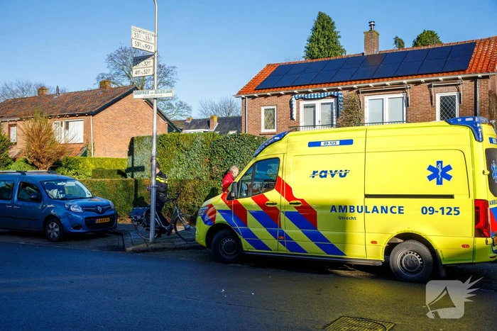 Fietsster ziet auto over het hoofd en raakt gewond