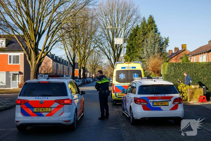 Fietsster ziet auto over het hoofd en raakt gewond