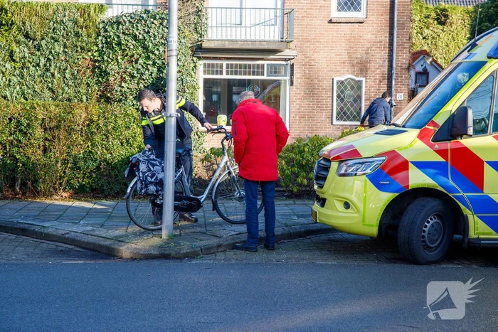 Fietsster ziet auto over het hoofd en raakt gewond