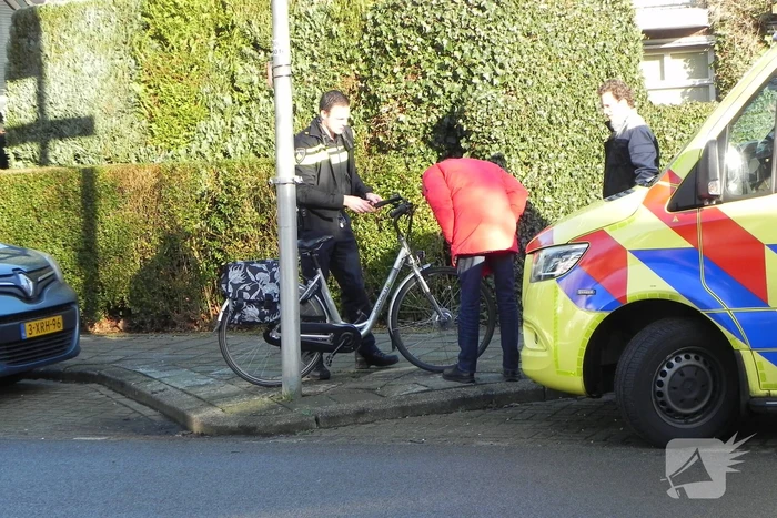 Fietsster ziet auto over het hoofd en raakt gewond