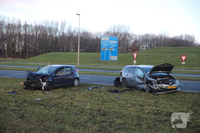 Twee gewonden bij frontale aanrijding