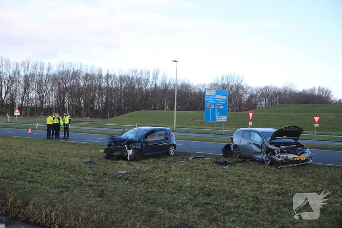 Twee gewonden bij frontale aanrijding