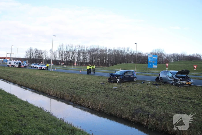 Twee gewonden bij frontale aanrijding
