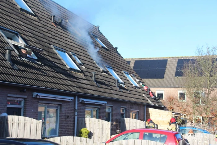 Brandweer blust zolderbrand