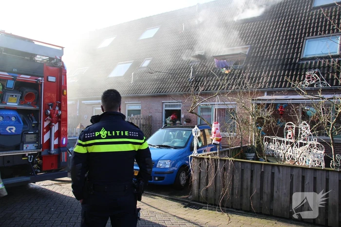 Brandweer blust zolderbrand