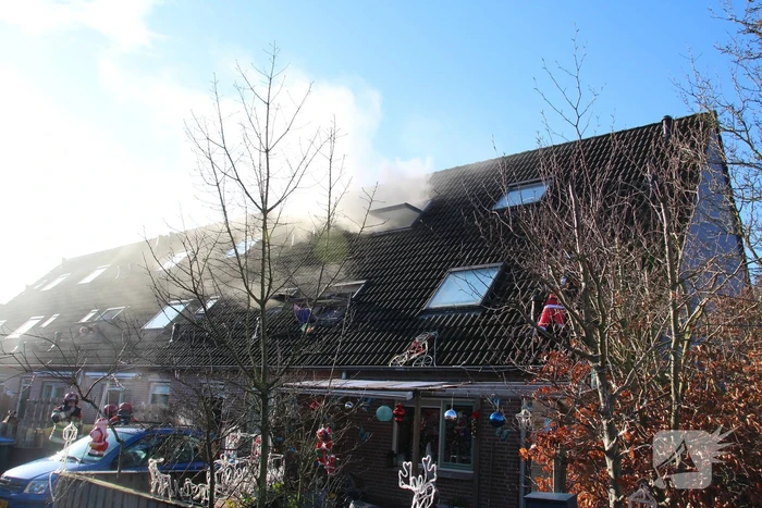 Brandweer blust zolderbrand