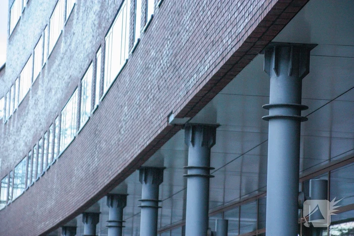 Stenen komen los van gebouw