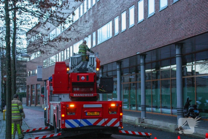 Stenen komen los van gebouw