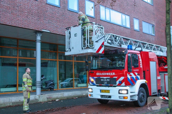 Stenen komen los van gebouw