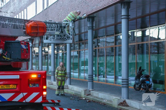Stenen komen los van gebouw