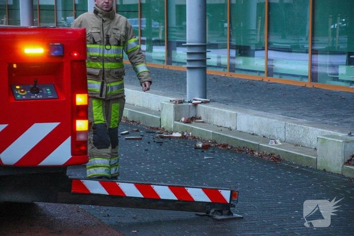 Stenen komen los van gebouw