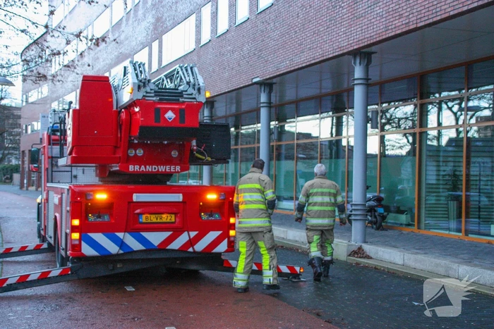 Stenen komen los van gebouw