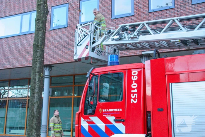 Stenen komen los van gebouw