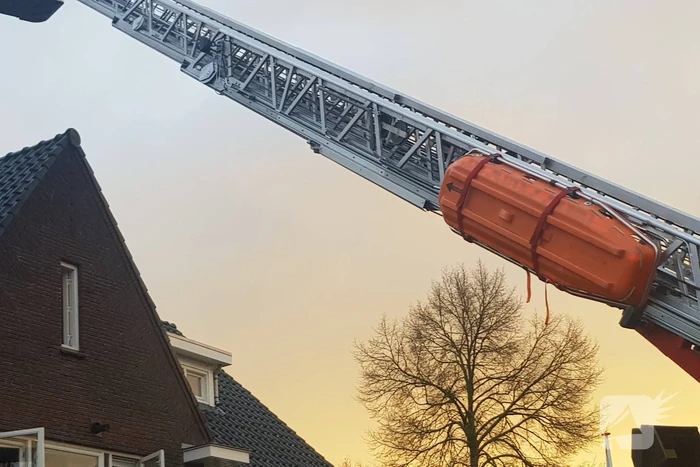 Brandweer veegt schoorsteen na brand