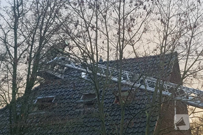 Brandweer veegt schoorsteen na brand