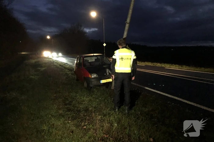 Automobilist gewond bij botsing met paal
