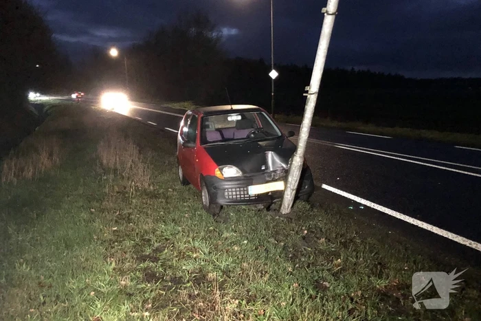 Automobilist gewond bij botsing met paal