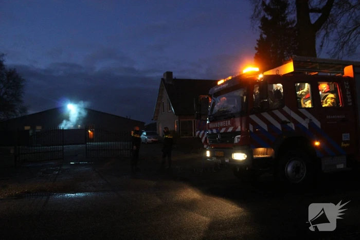 Vlammen slaan uit container na afvalverbranding