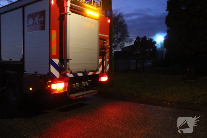 Vlammen slaan uit container na afvalverbranding