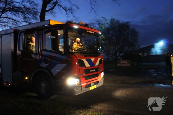 Vlammen slaan uit container na afvalverbranding