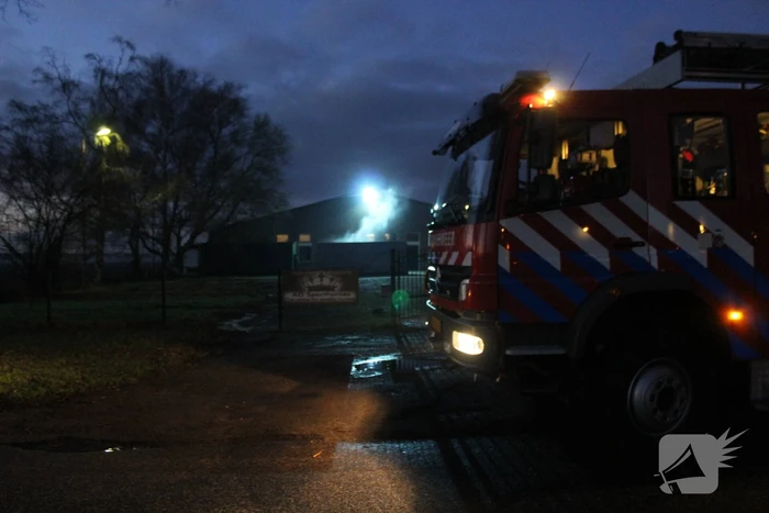 Vlammen slaan uit container na afvalverbranding