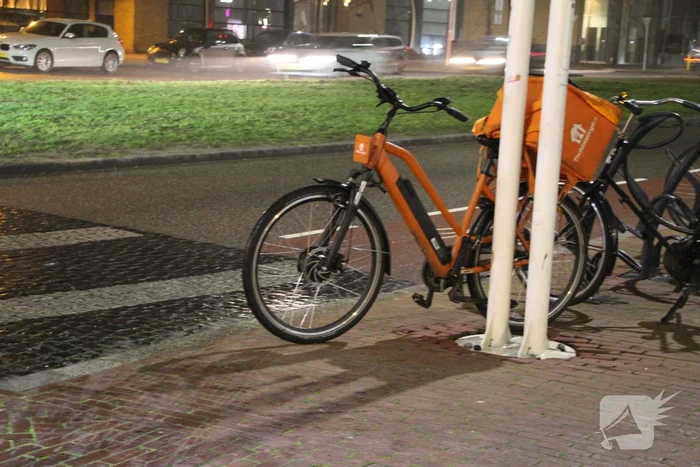 Maaltijd bezorger aangereden op zebrapad