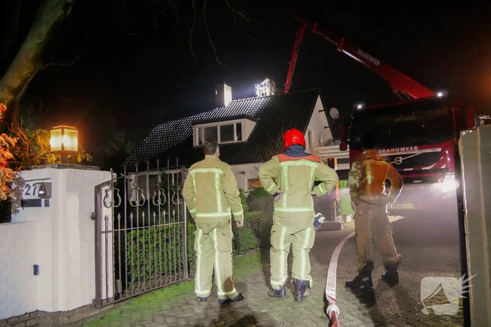 Brandweer blust schoorsteenbrand
