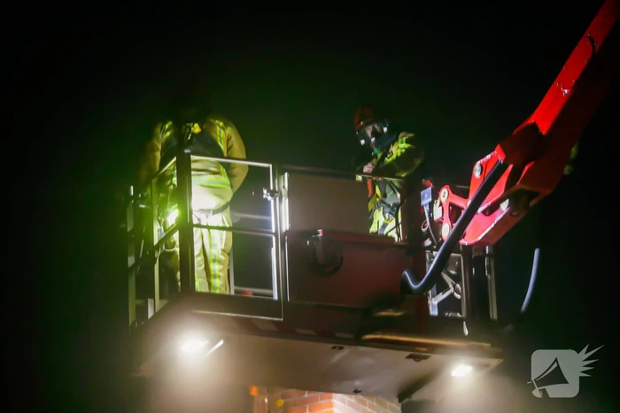 Brandweer blust schoorsteenbrand