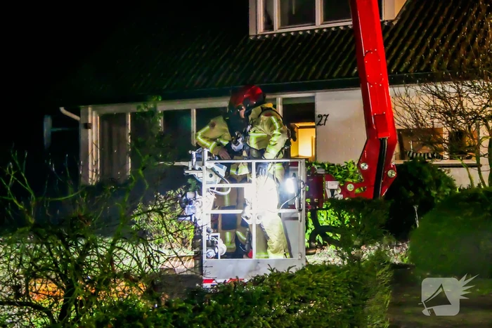 Brandweer blust schoorsteenbrand