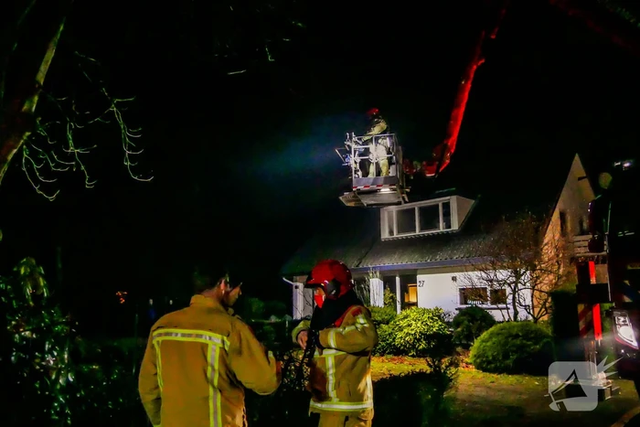 Brandweer blust schoorsteenbrand