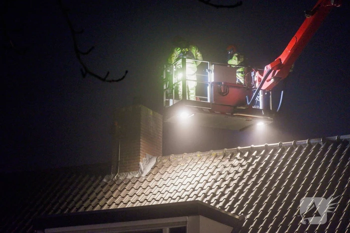 Brandweer blust schoorsteenbrand