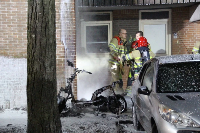 Scooter verwoest door brand, woning en auto flink beschadigt