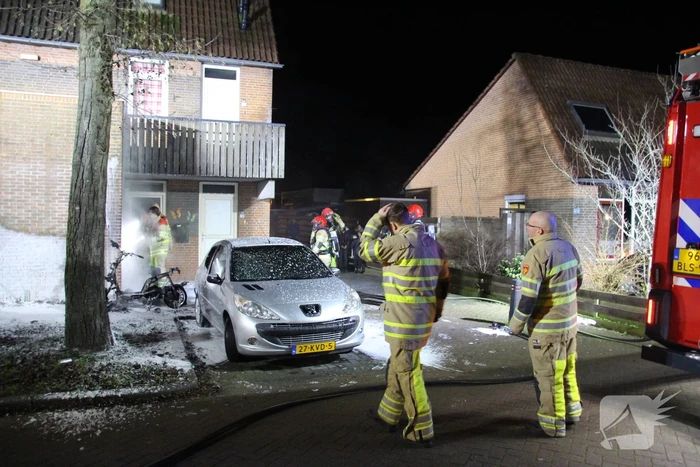 Scooter verwoest door brand, woning en auto flink beschadigt