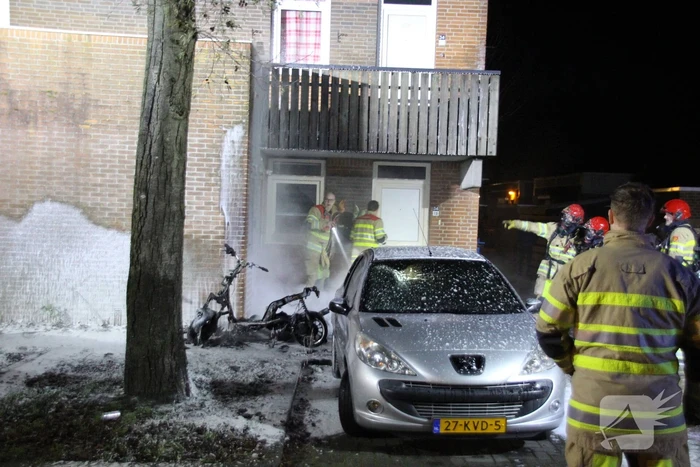 Scooter verwoest door brand, woning en auto flink beschadigt