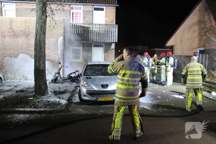 Scooter verwoest door brand, woning en auto flink beschadigt