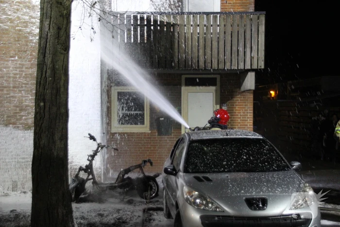 Scooter verwoest door brand, woning en auto flink beschadigt
