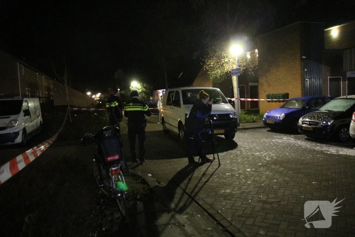 Scooter verwoest door brand, woning en auto flink beschadigt