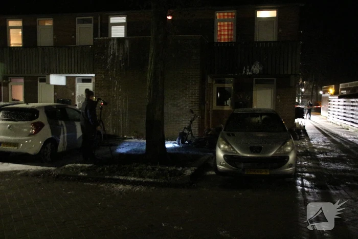 Scooter verwoest door brand, woning en auto flink beschadigt