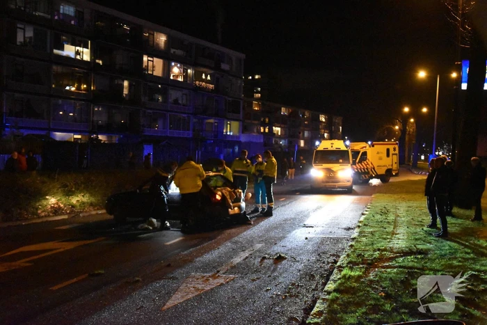 Personenauto totalloss na botsing tegen boom