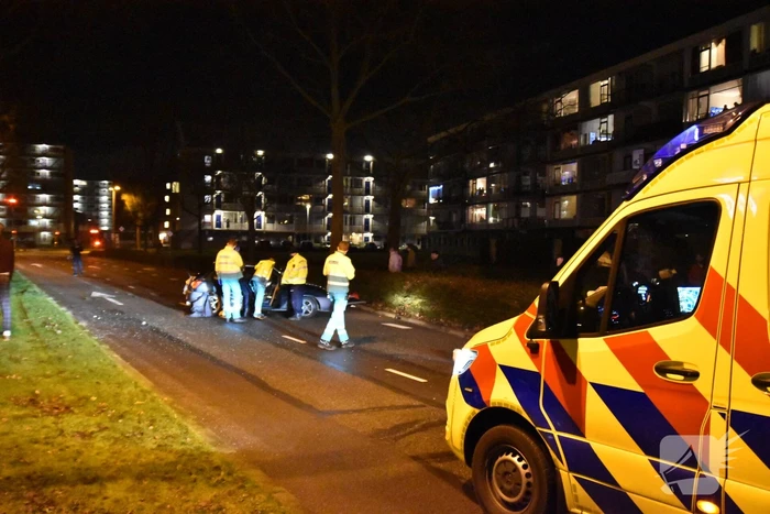 Personenauto totalloss na botsing tegen boom