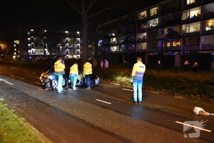 Personenauto totalloss na botsing tegen boom