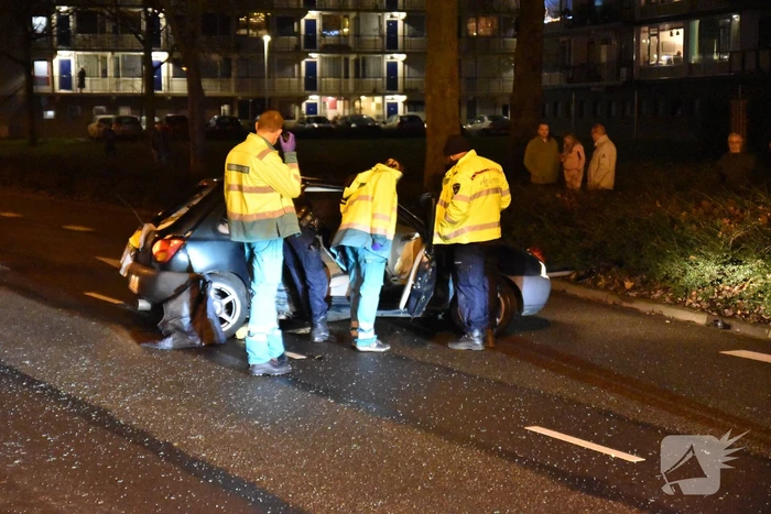 Personenauto totalloss na botsing tegen boom