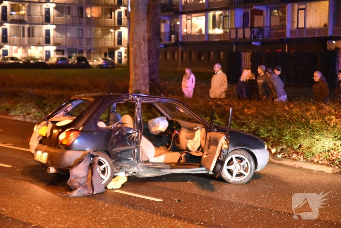 Personenauto totalloss na botsing tegen boom
