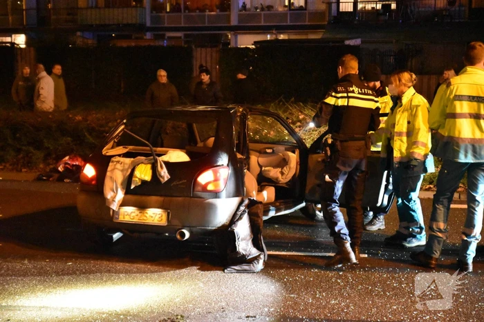 Personenauto totalloss na botsing tegen boom