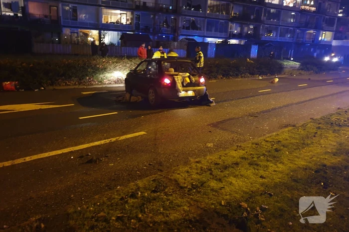 Personenauto totalloss na botsing tegen boom
