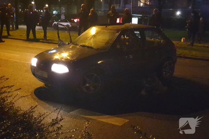 Personenauto totalloss na botsing tegen boom